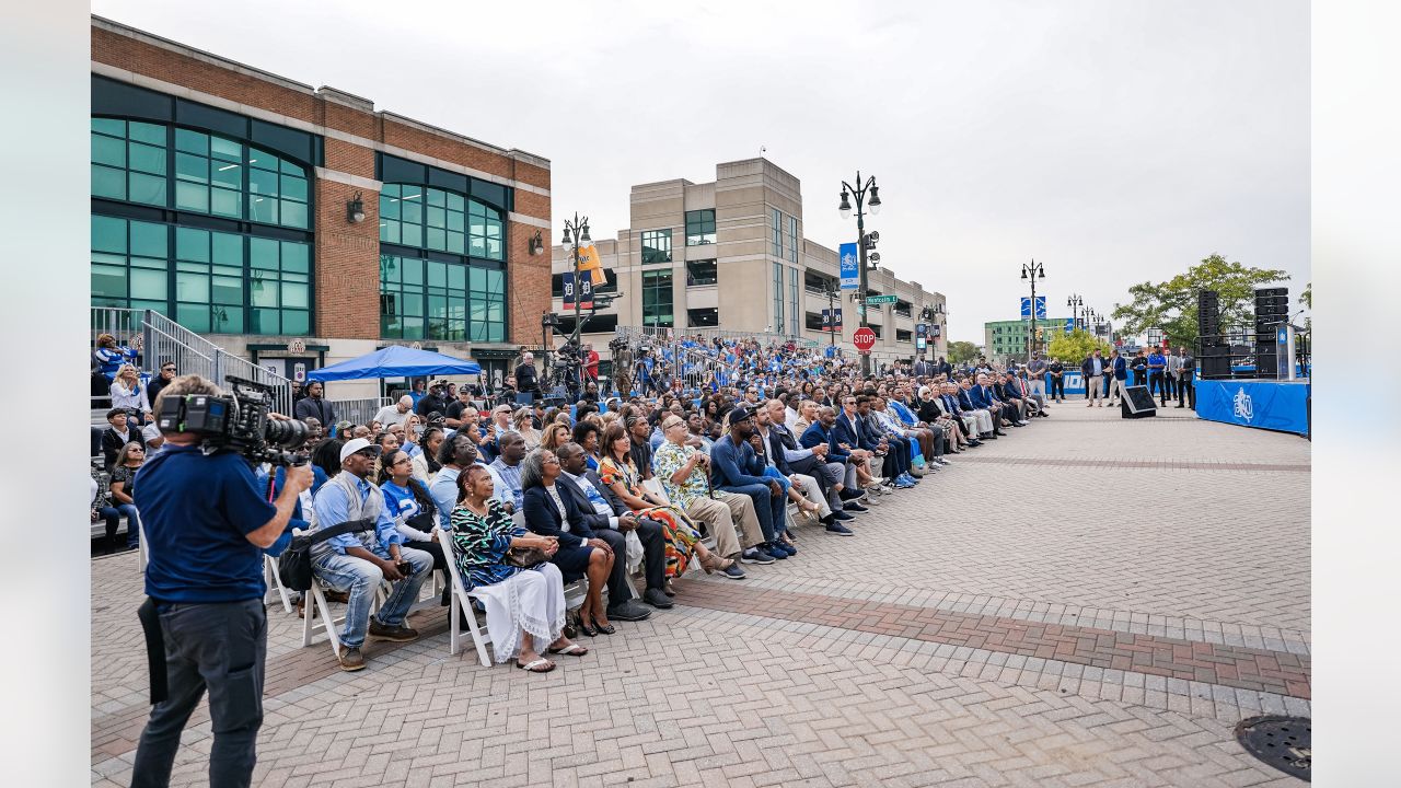 PHOTOS: First look at the new Barry Sanders statue at Ford Field - Pride Of  Detroit