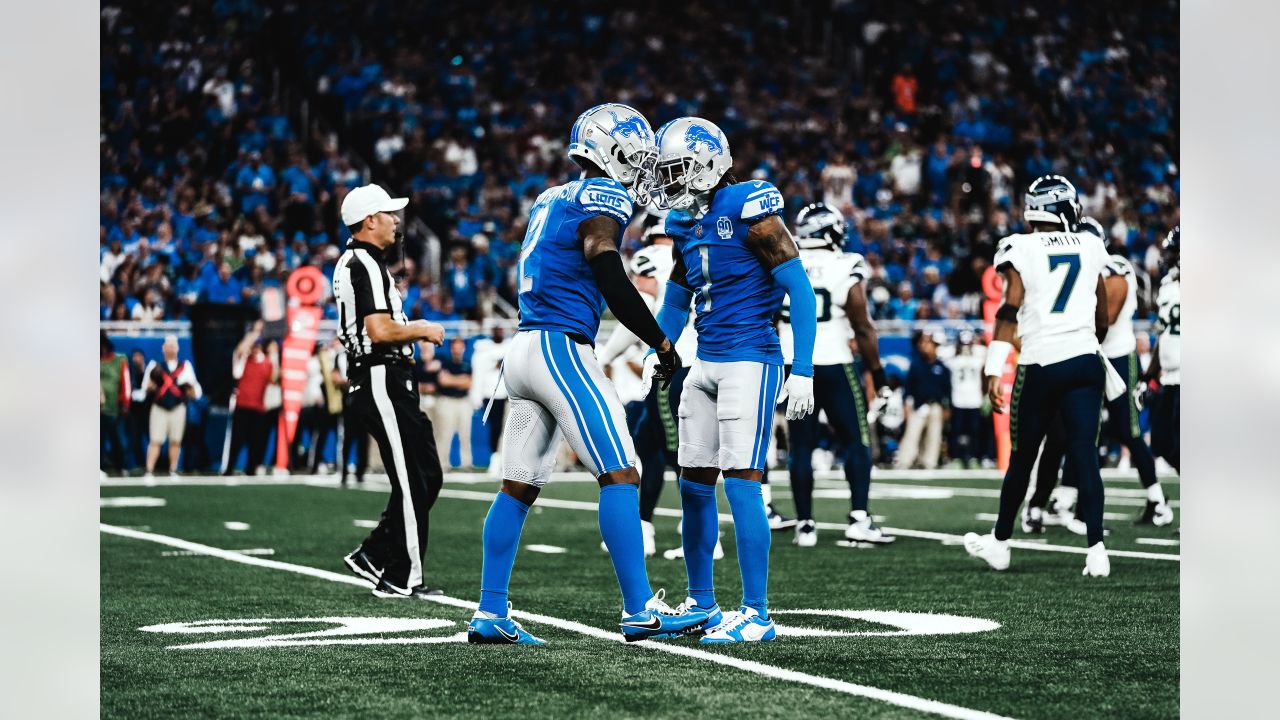 Seattle Seahawks quarterback Geno Smith (7) runs the ball against the  Detroit Lions during an NFL football game in Detroit, Sunday, Sept. 17,  2023. (AP Photo/Paul Sancya Stock Photo - Alamy