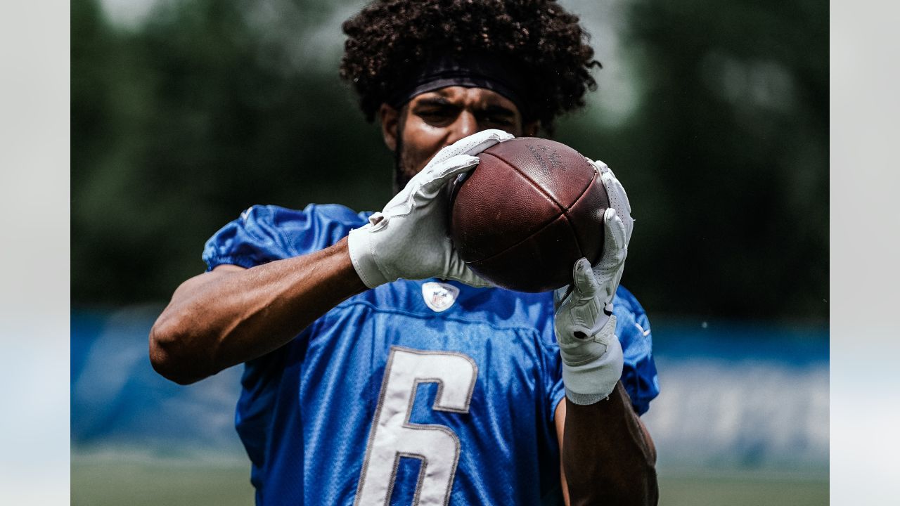 D'Andre Swift looking yoked up in Lions OTAs