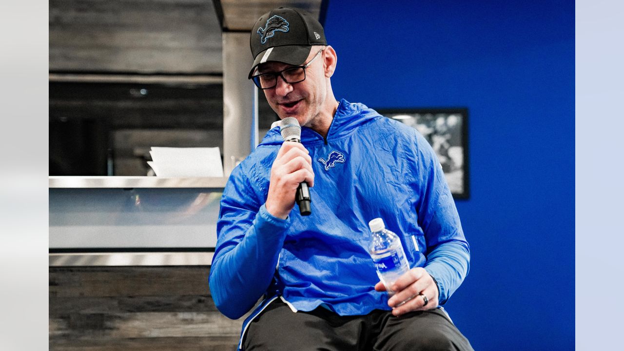 Detroit Lions induct legendary linebacker Chris Spielman into Pride of the  Lions during halftime of Week 8 game 