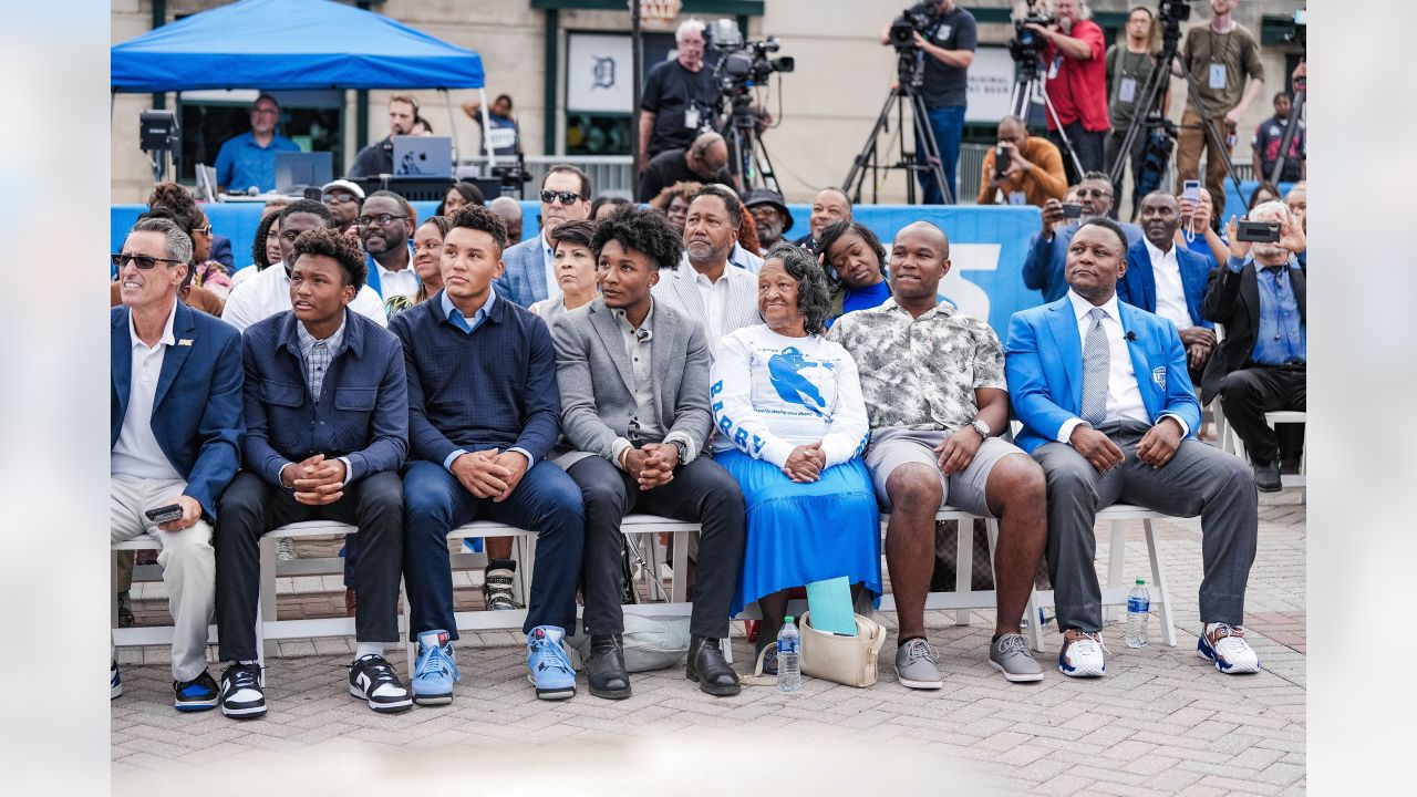 Barry Sanders' legacy cemented: Lions reveal new statue outside of Ford  Field 