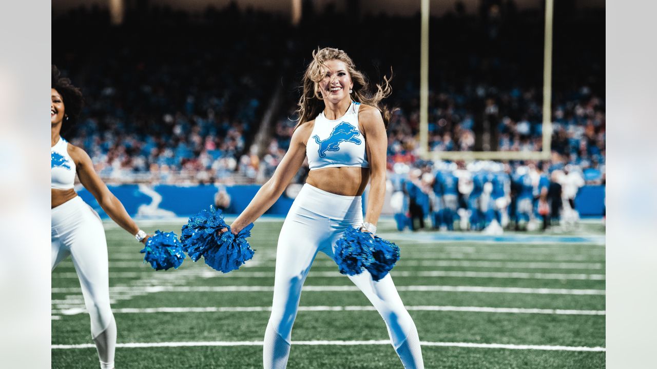 Lions vs Bears: Cheer Photos