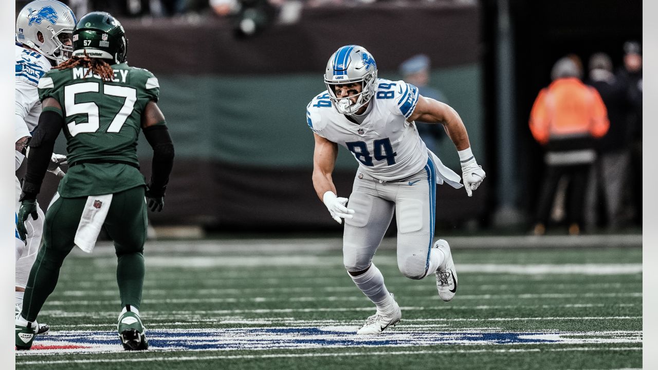 EAST RUTHERFORD, NJ - DECEMBER 18: Detroit Lions defensive end