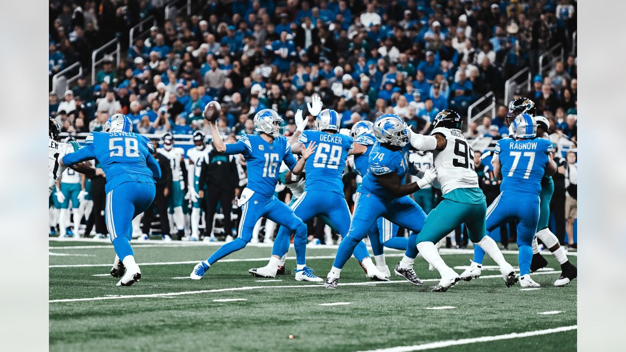 Charlotte, NC, USA. 24th Dec, 2022. Detroit Lions wide receiver Jameson  Williams (9) runs to tight end Shane Zylstra (84) after the touchdown  during the first half of the NFL matchup against