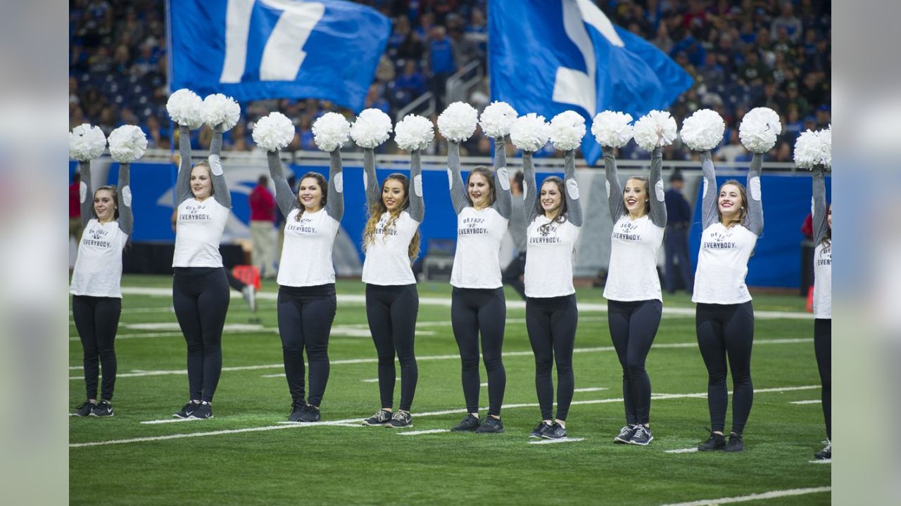 Lions vs. Packers: Cheerleaders halftime show