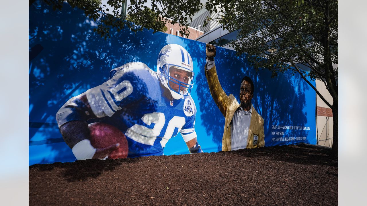 Barry Sanders' legacy cemented: Lions reveal new statue outside of Ford  Field 