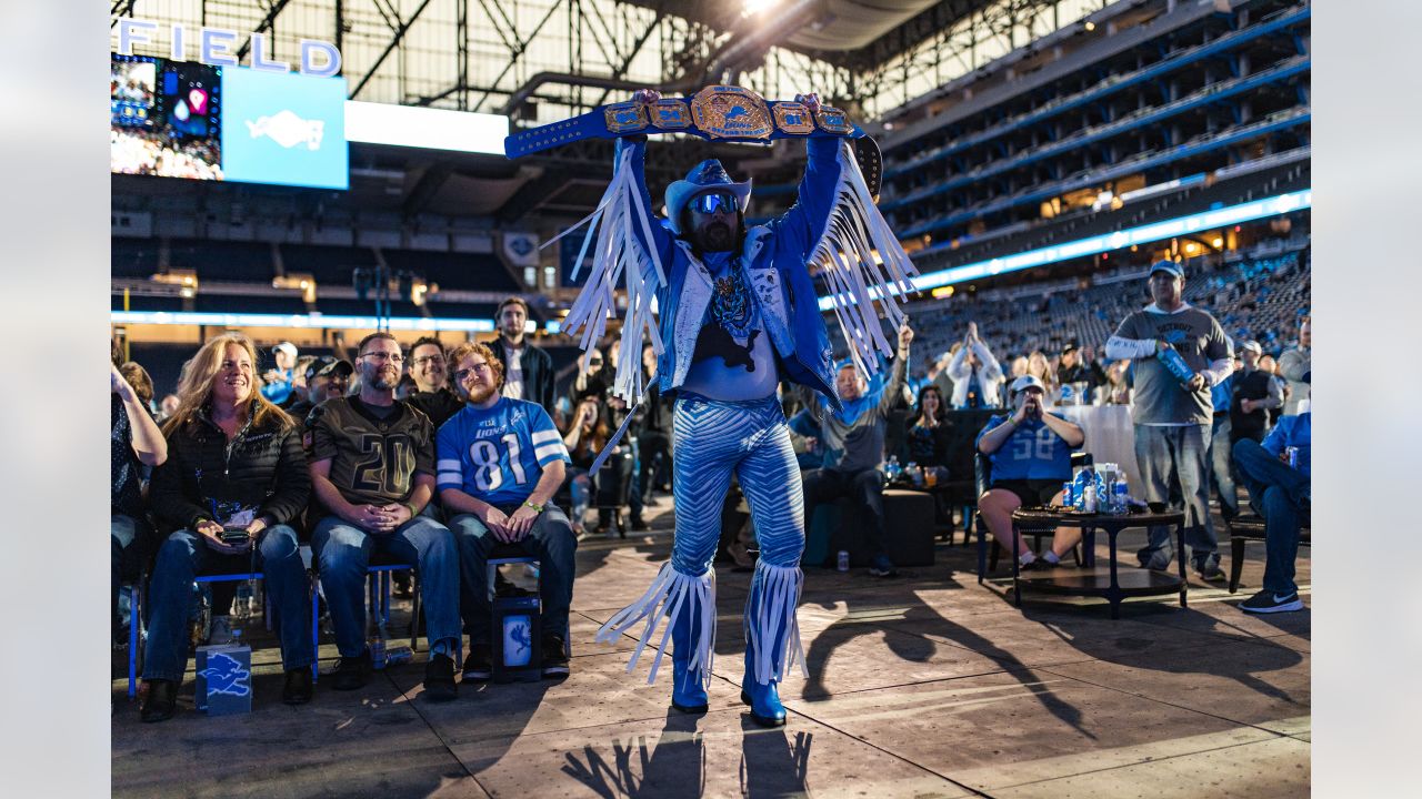 Elliott Selection Wins Over Fans At Cowboys' Miller Lite Draft Party