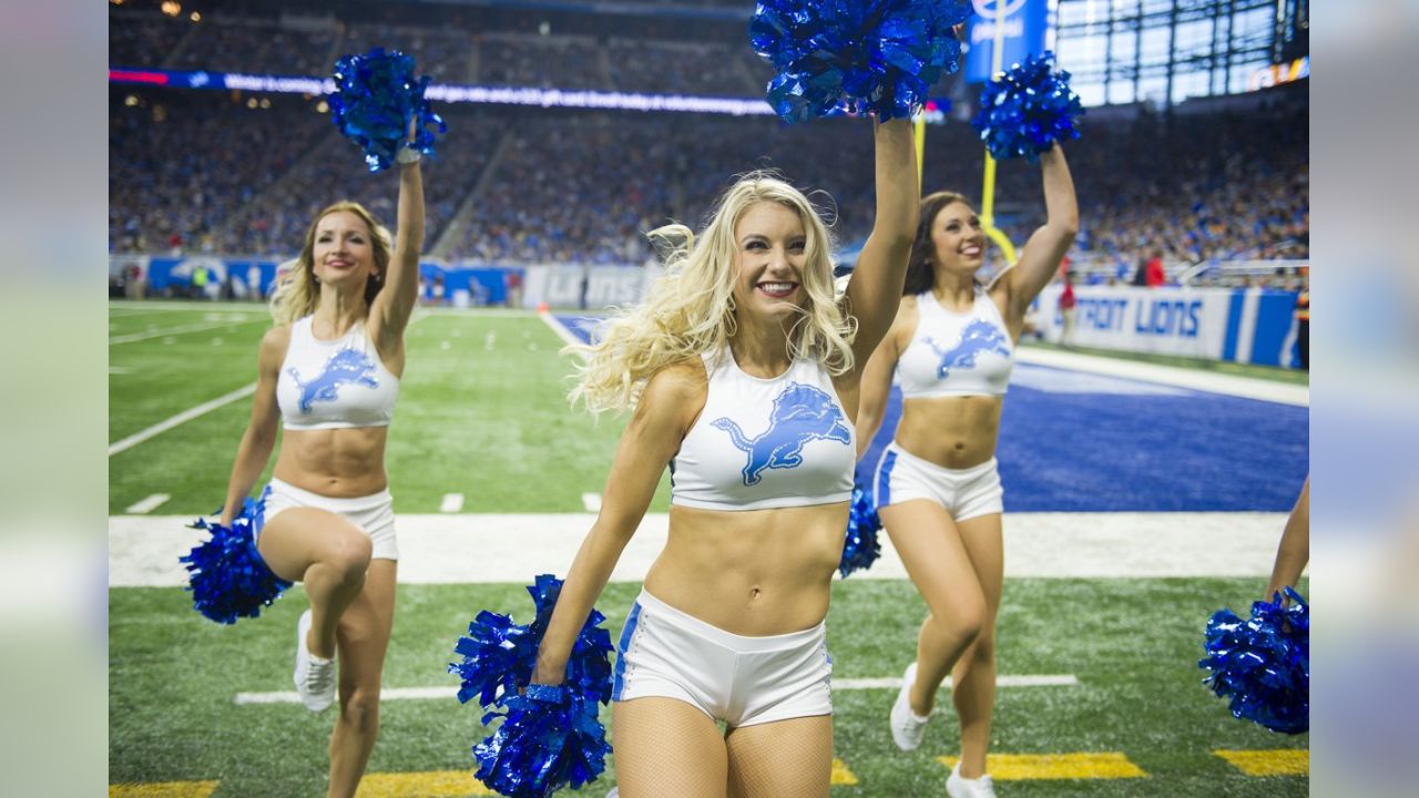 Lions vs. Packers: Cheerleader photos