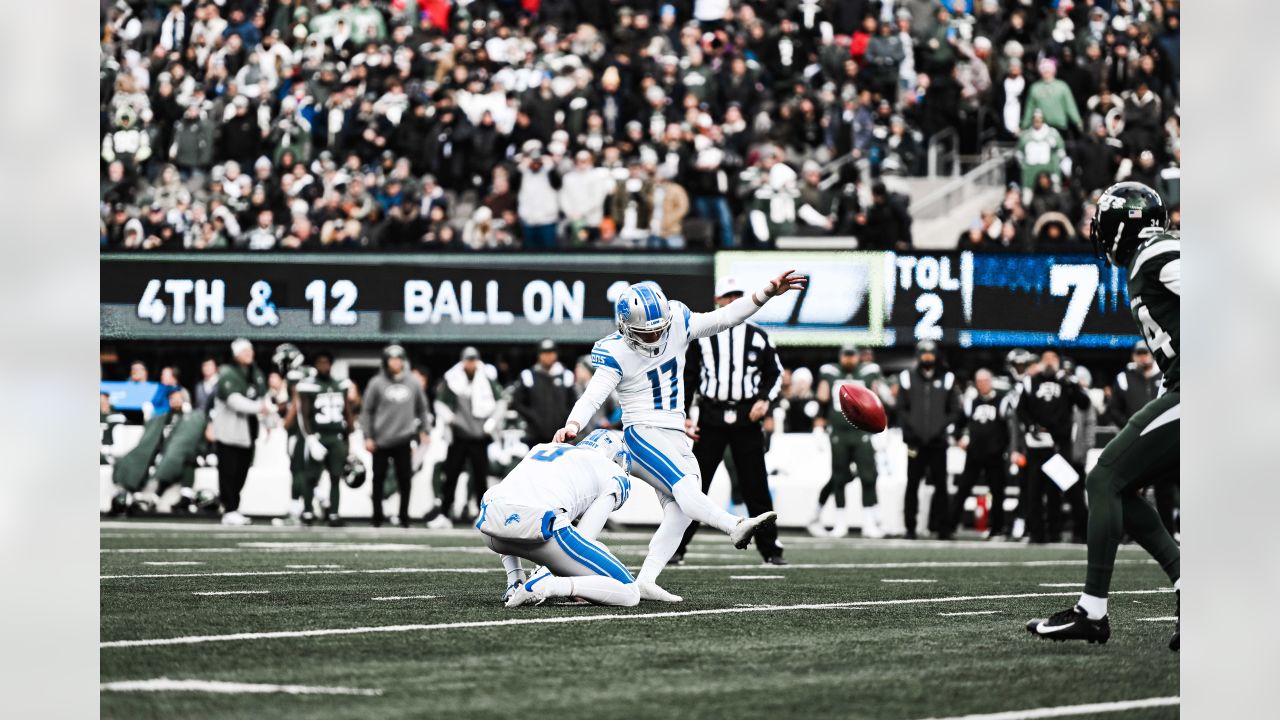 Detroit Lions re-sign K Michael Badgley