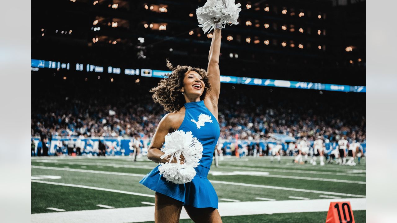 Lions vs Bears: Cheer Photos