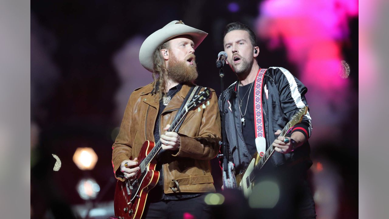 VIDEO: Brothers Osborne's Thanksgiving Halftime Show Lost Power Just  Seconds Into Their Performance