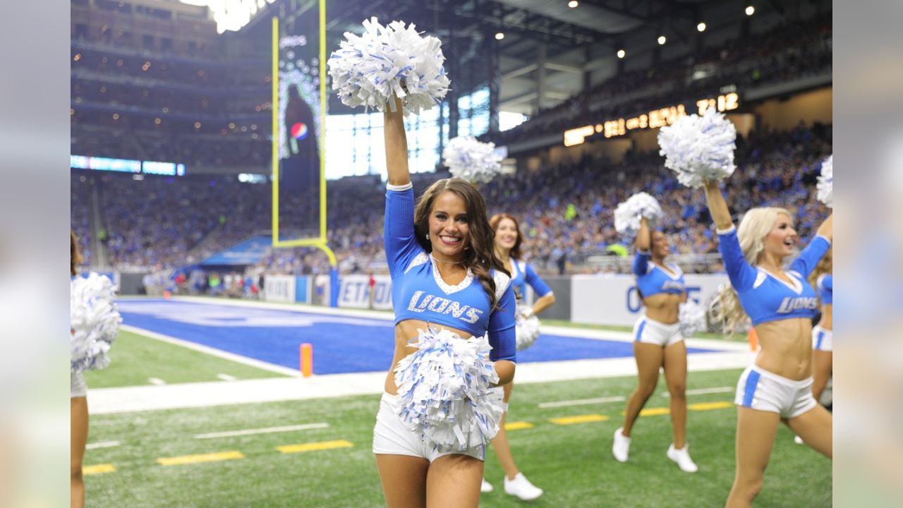 Detroit Lions cheerleaders, mascot to be Silver Bells grand marshals