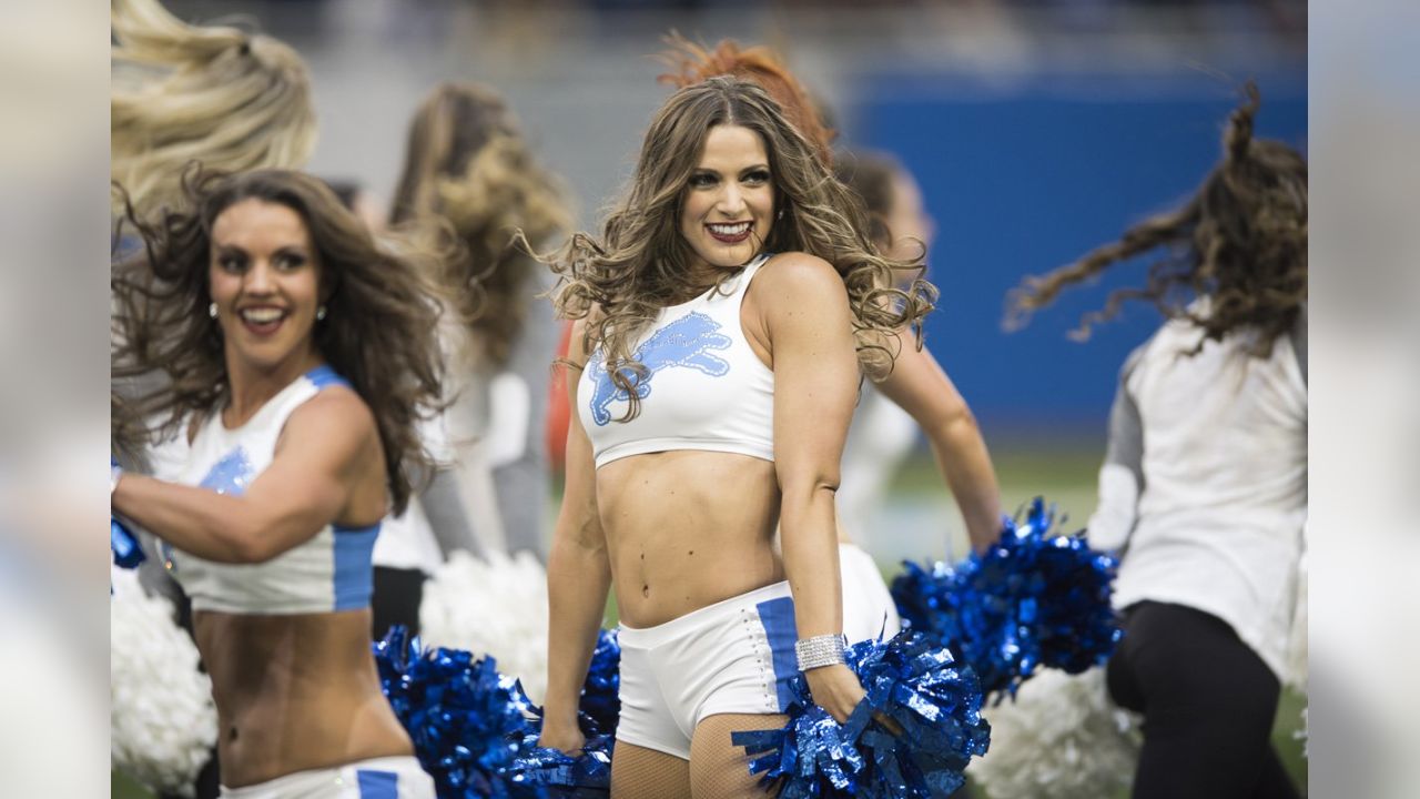 Lions vs. Packers: Cheerleaders halftime show