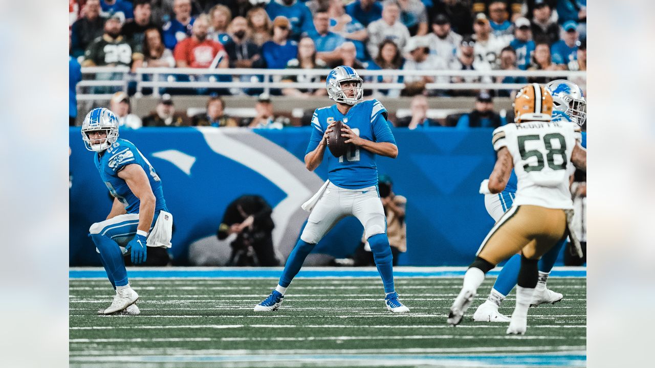 EAST RUTHERFORD, NJ - DECEMBER 18: Detroit Lions quarterback Jared Goff  (16) during the National Football League game between the New York Jets and  the Detroit Lions on December 18, 2022 at