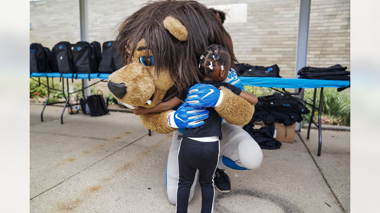 Detroit Lions mascot 'Roary' visits to encourage health for kids