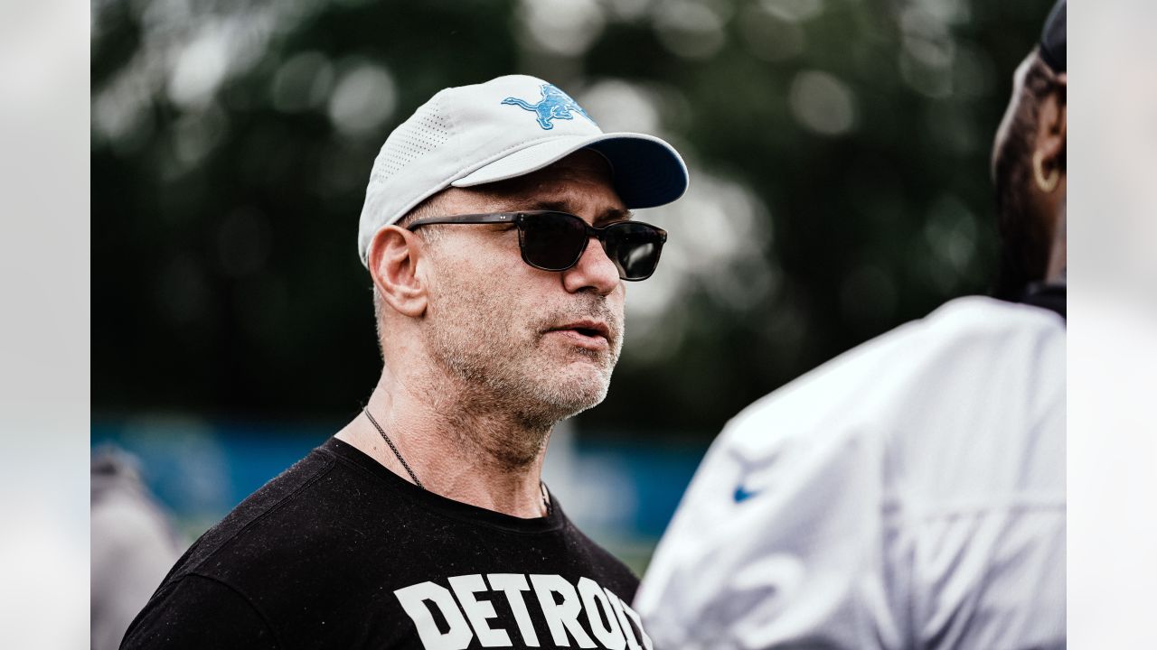 Detroit Lions induct legendary linebacker Chris Spielman into Pride of the  Lions during halftime of Week 8 game 