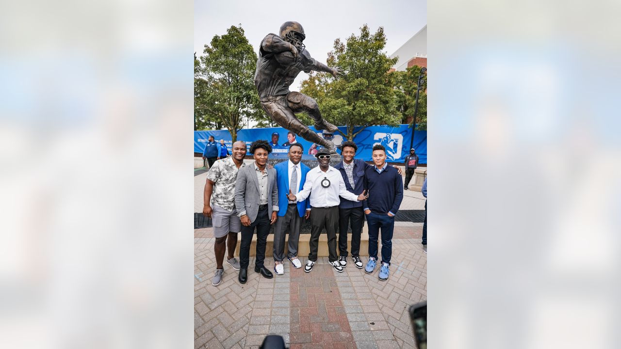 Barry Sanders' legacy cemented: Lions reveal new statue outside of Ford  Field 