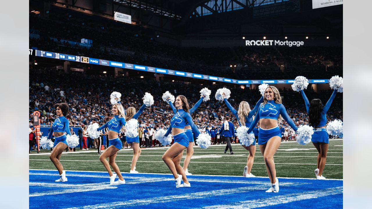 Lions vs. Giants: Cheer Photos