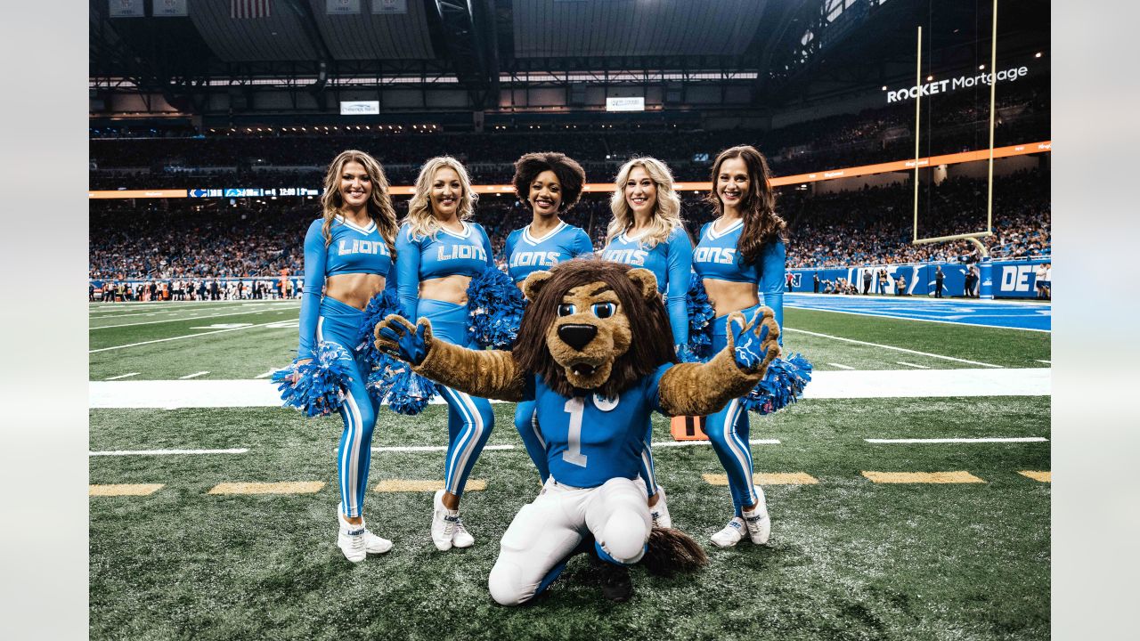 Detroit Lions cheerleaders, mascot to be Silver Bells grand marshals