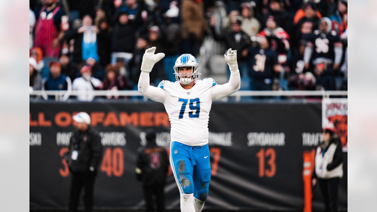 Lions re-sign DE Cominsky to add to busy free agency week