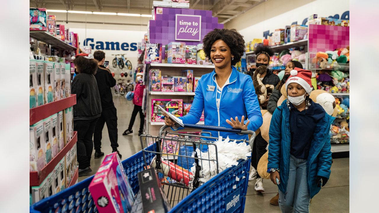 Photos: Packers players shop with kids from Pals Program at Meijer