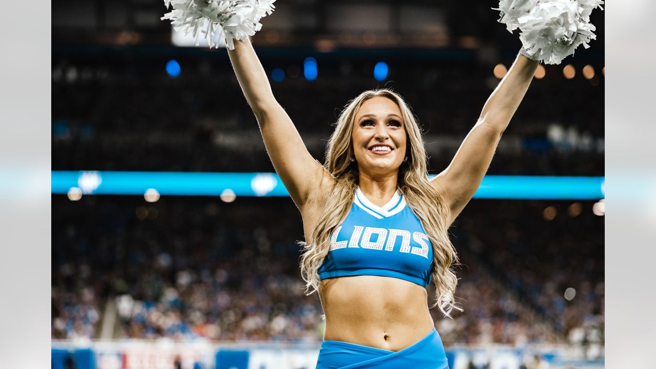 Lions vs Eagles: Cheer Photos