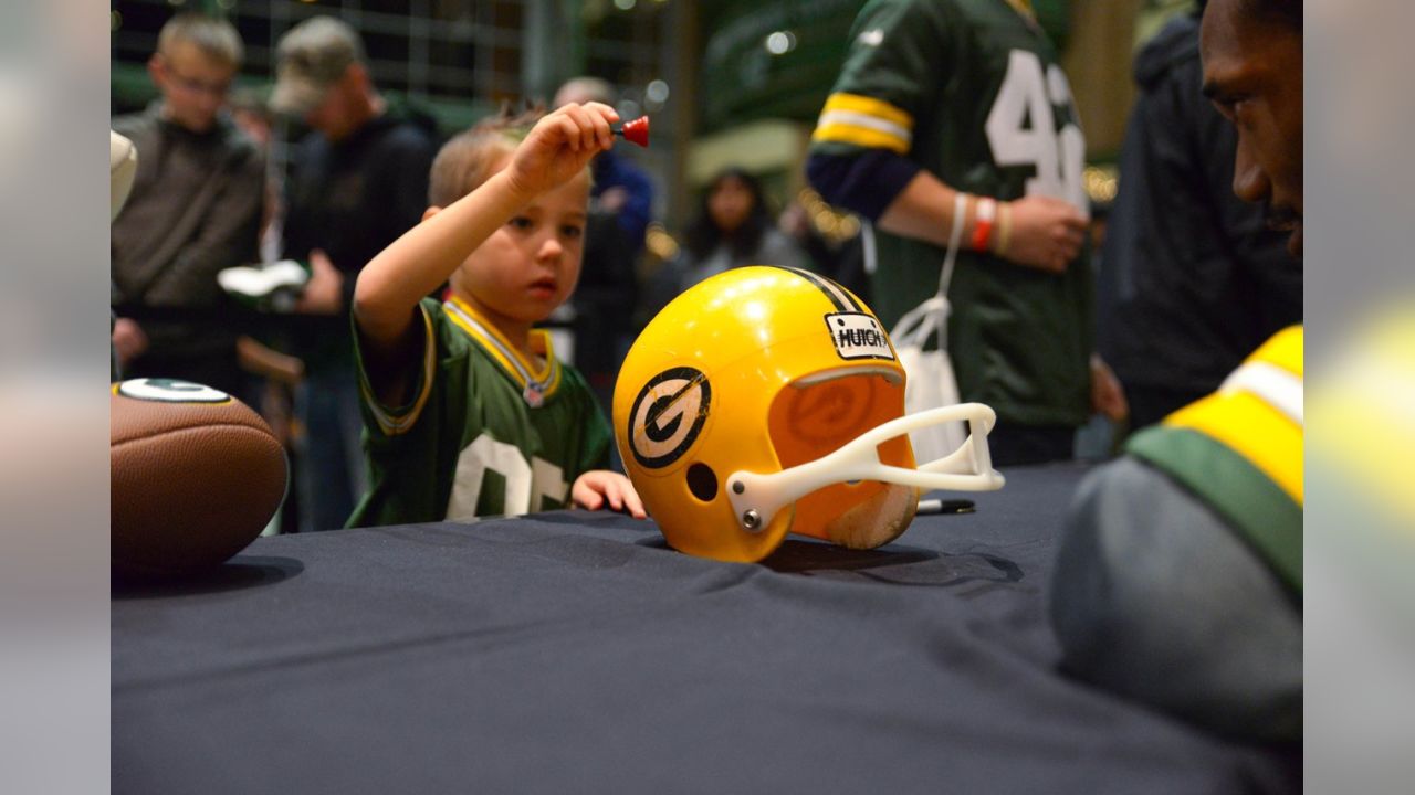 Packers players sign autographs again to raise money for Salvation Army