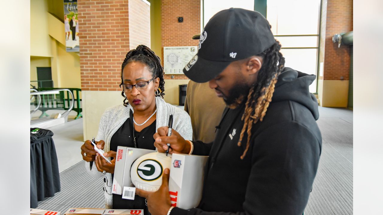 Military families meet Packers' Jones, shop for free at Ashwaubenon store