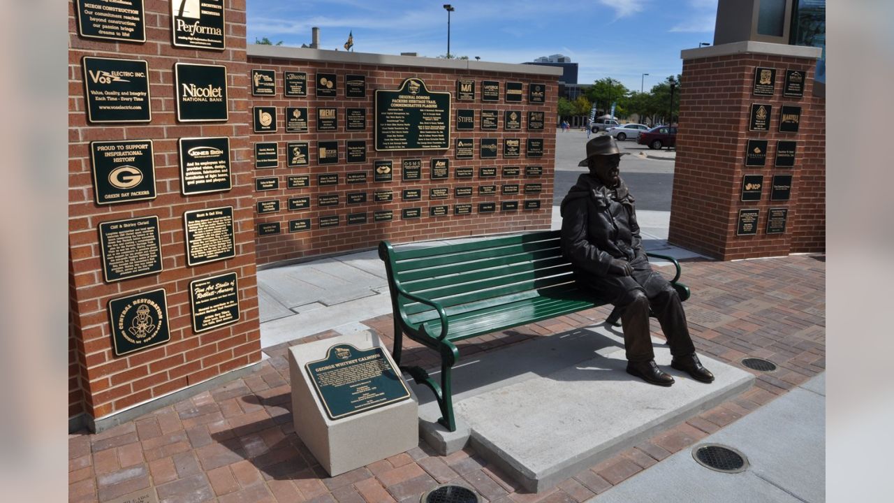 Green bay packer hall of fame statue hi-res stock photography and