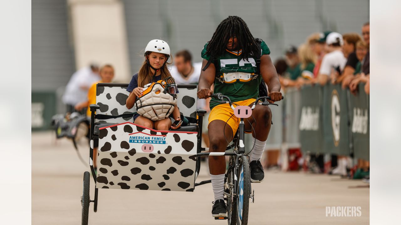 Titletown tradition: Packers bike to training camp