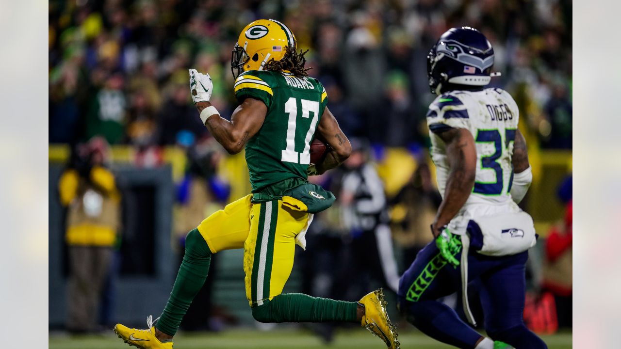 Green Bay, WI, USA. 12th Jan, 2020. Green Bay Packers wide receiver Davante  Adams #17 takes off running after the catch for a 40 yard touchdown during  the NFL Football game between