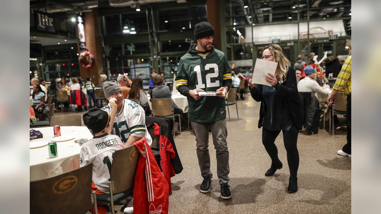 Aaron Rodgers surprises youth organizations with pizza party