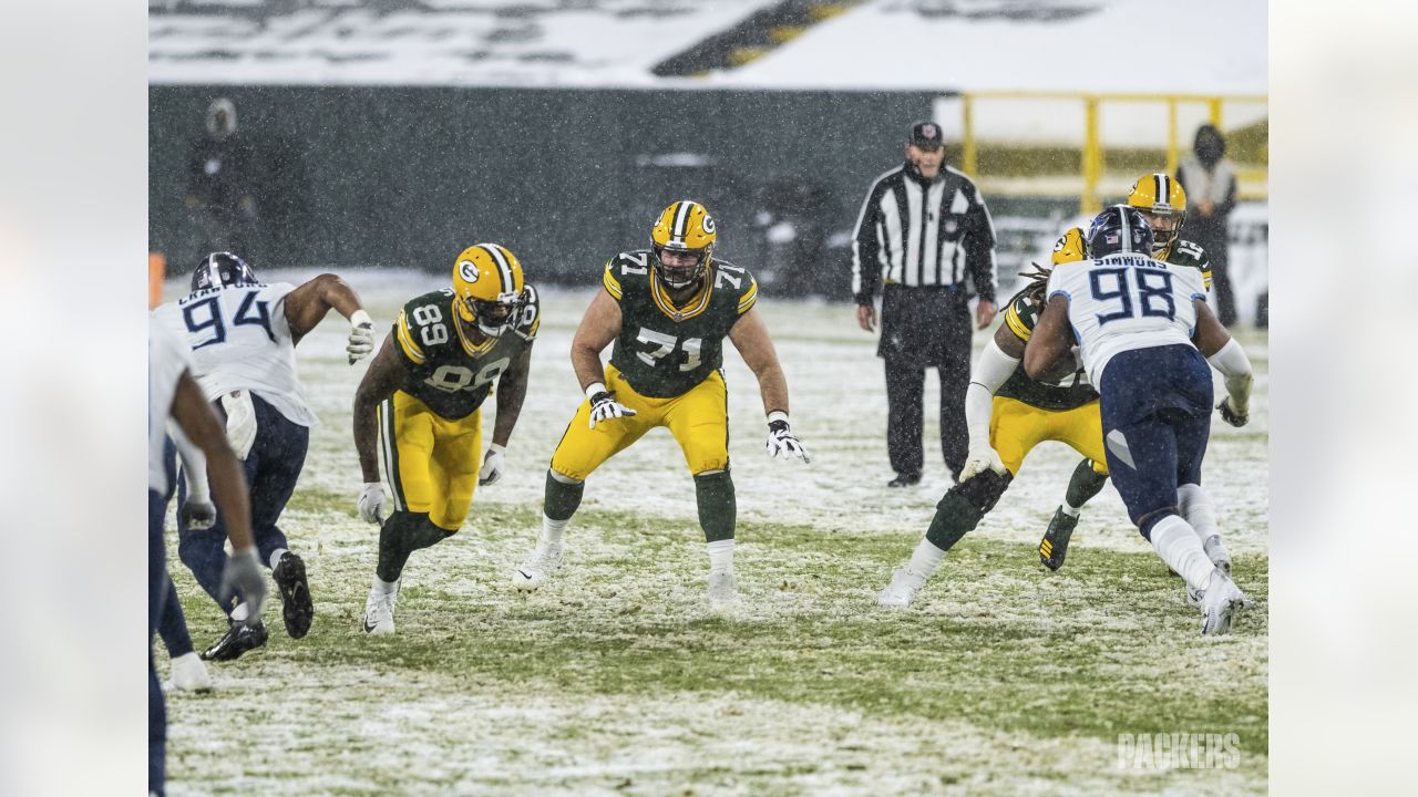 Packers torch Titans in Green Bay's winter wonderland, WJHL