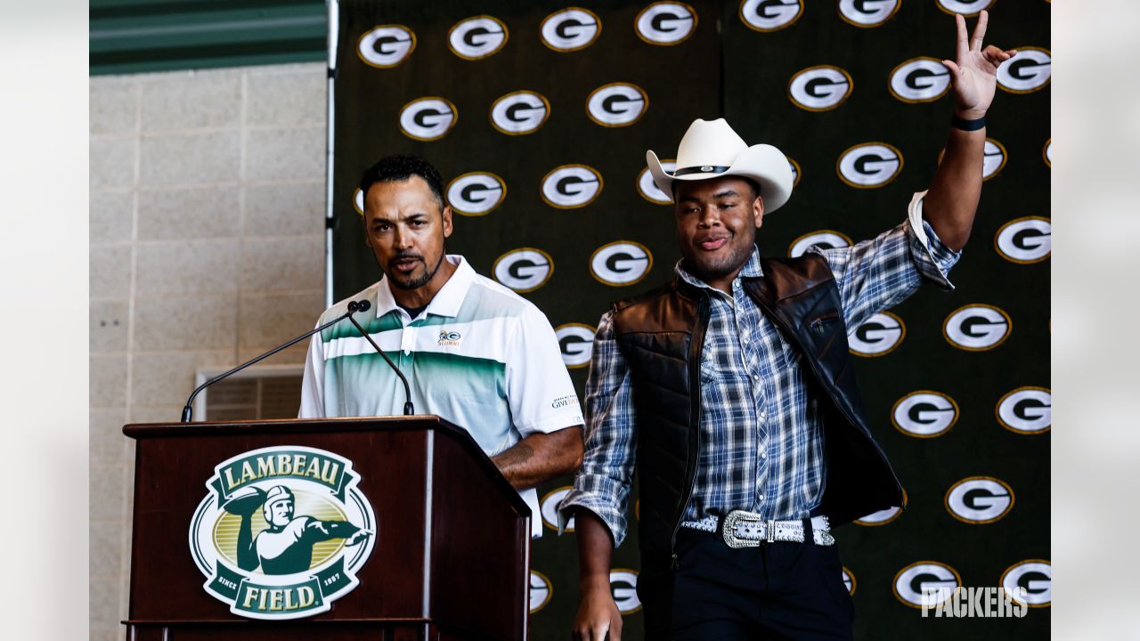 Aaron Rodgers breaks out Canadian tuxedo once again for Packers lunch