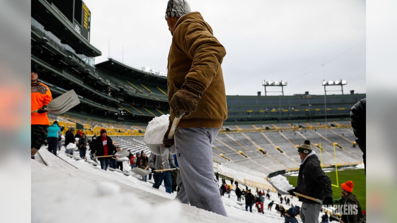 Green Bay Packers paying volunteers to shovel Lambeau Field before NFL playoff  game