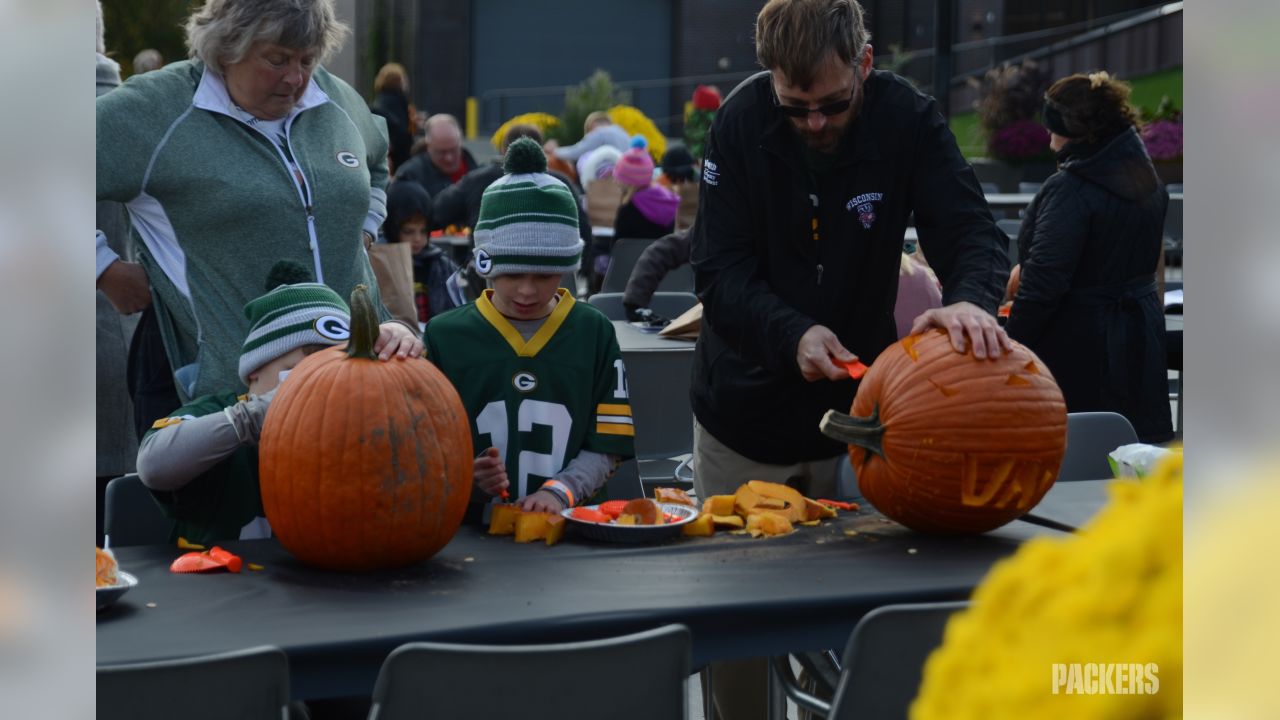 Packers fans get creative with pumpkins for Halloween