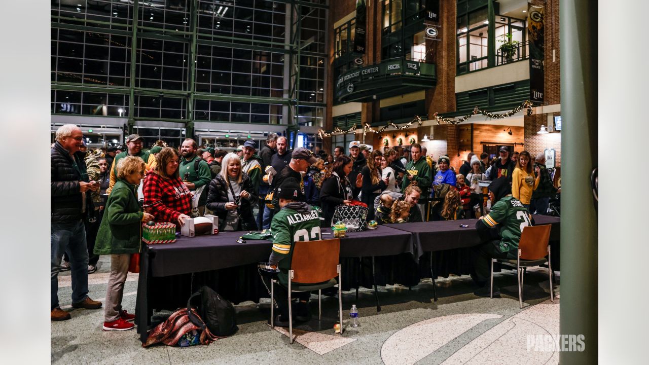 Photos: Eric Stokes, Jaire Alexander sign autographs for Salvation Army's  Red Kettle event