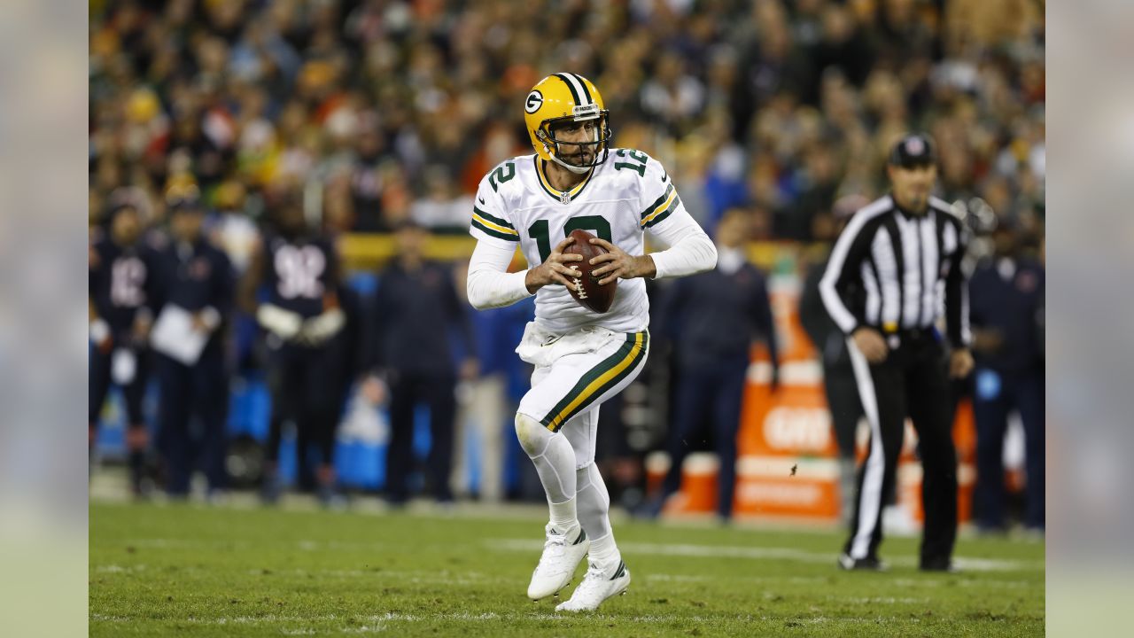 Aaron Rodgers throws 3 TD passes, Packers beat Bears 26-10 – The