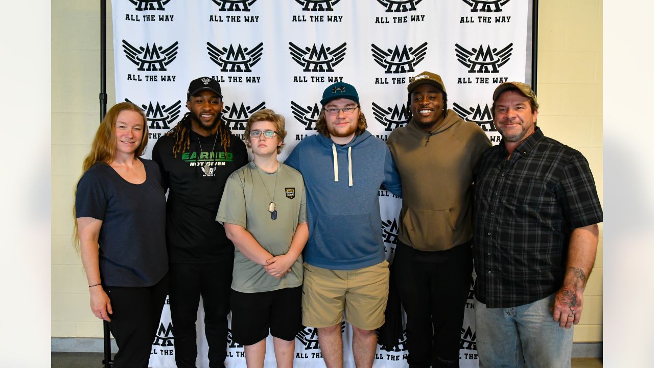 Military families meet Packers' Jones, shop for free at Ashwaubenon store