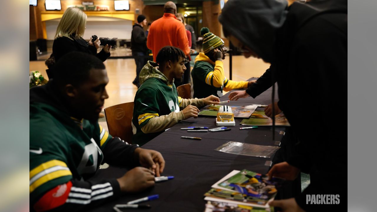 Aaron Rodgers signing limited number of autographs for Salvation Army