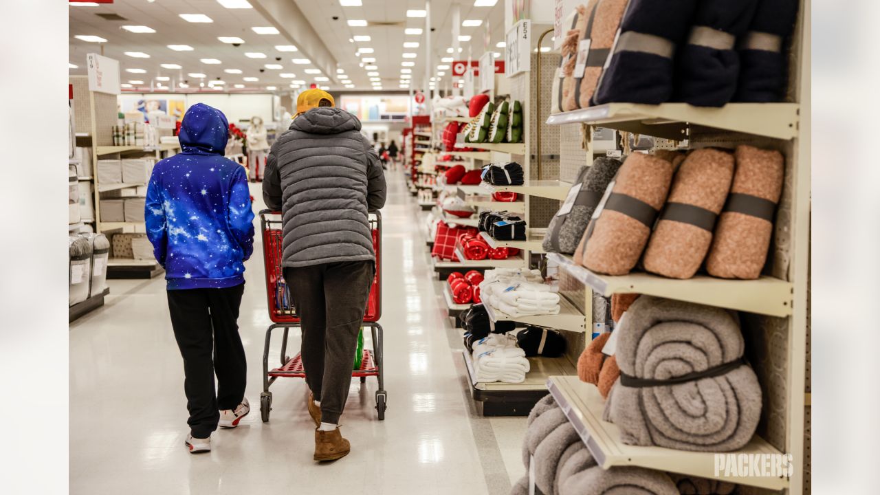 Photos: Tariq Carpenter and teammates host shopping spree for Boys