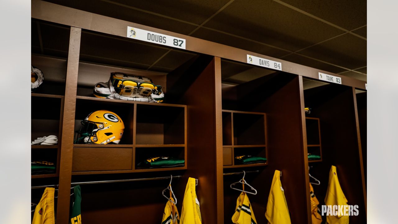 Behind-the-scenes look inside the Packers' locker room before Vikings game