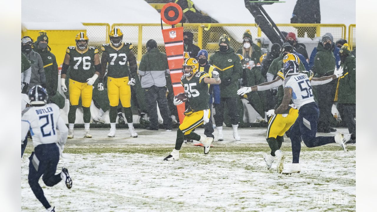 Packers torch Titans in Green Bay's winter wonderland, WJHL