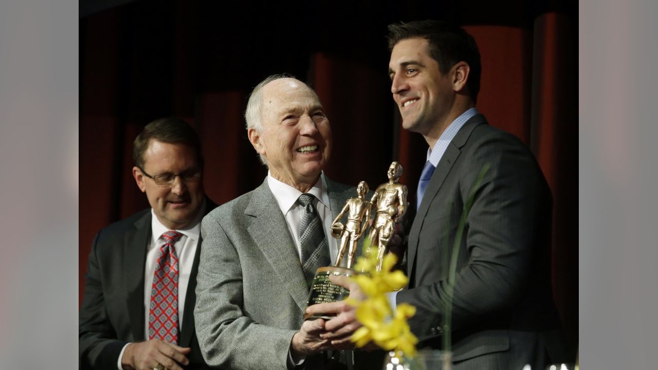 Aaron Rodgers accepts Bart Starr Award at Super Bowl Breakfast