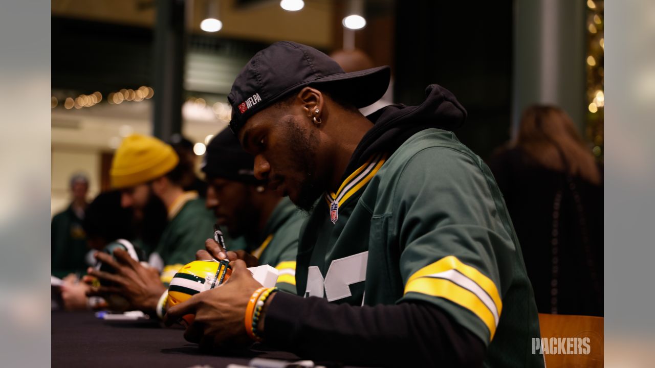 Aaron Rodgers signing limited number of autographs for Salvation Army