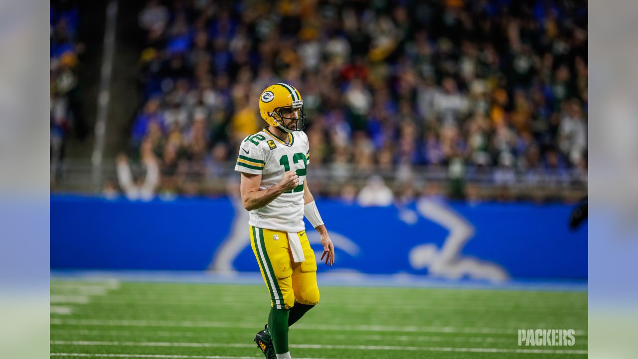 Marshawn Lynch pops into Packers locker room for jersey exchange with Aaron  Rodgers