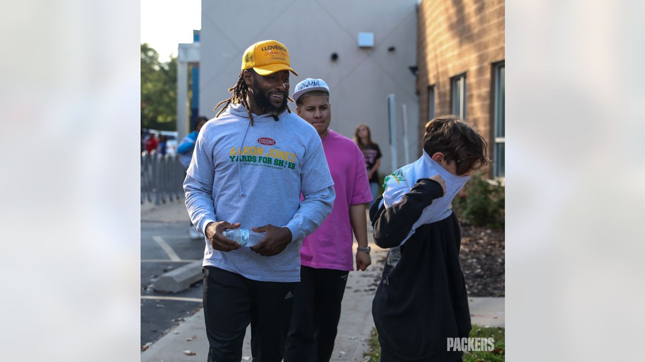 Packers RB Aaron Jones to donate a pair of shoes for each yard he