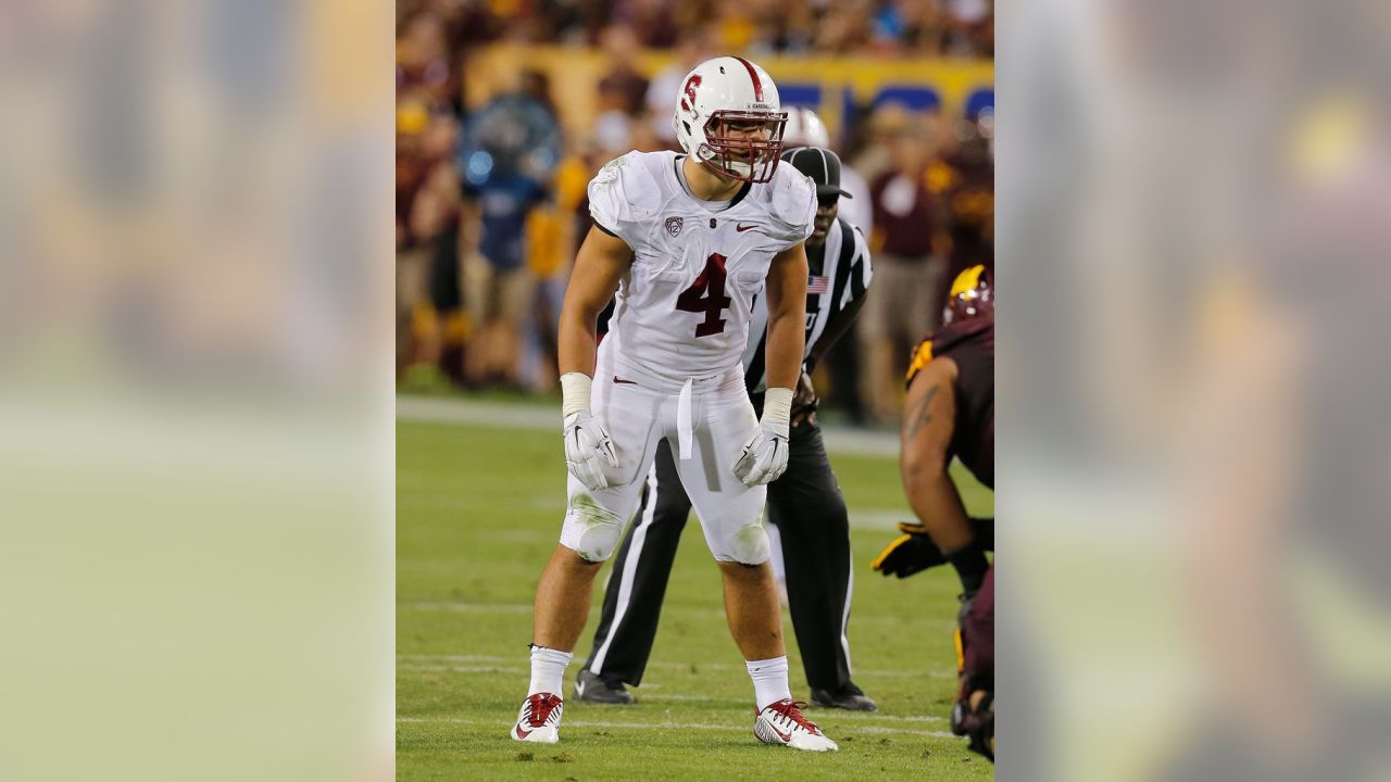 Blake Martinez signs contract in home gym he built with his father