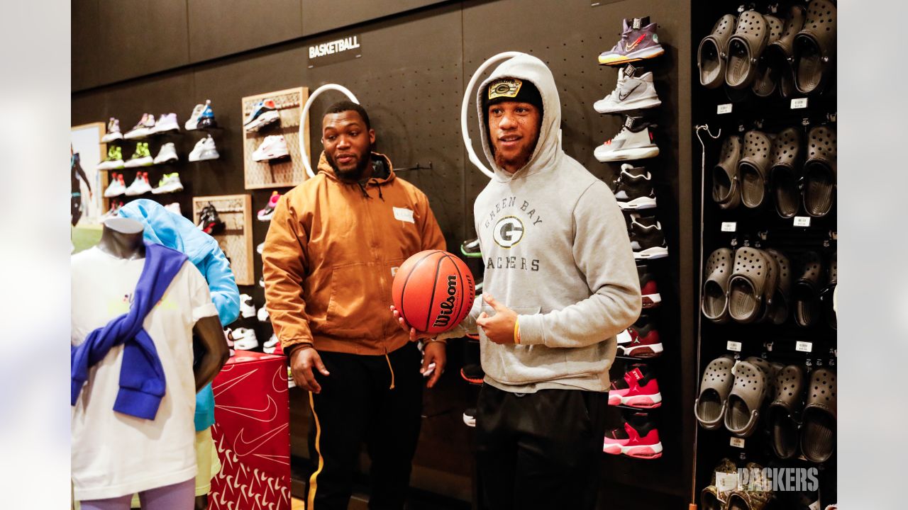 Packers players, Boys and Girls Club team up for holiday shopping