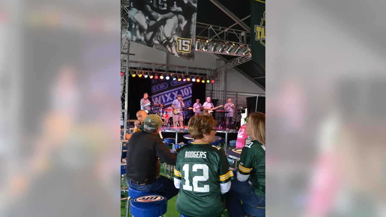 Fans in the Tundra Tailgate Zone